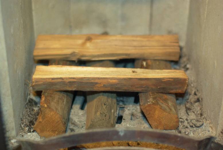Holz in Ofen geschichtet